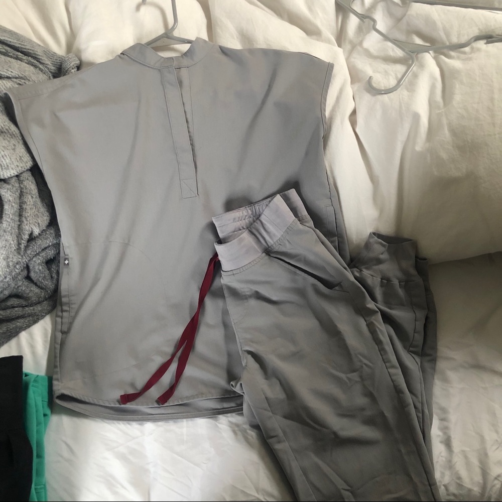 FIGS (Wearfigs) Cement scrub set